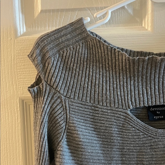 Cyrus Gray Ribbed Cold-Shoulder V-Neck Sweater - Picture 4 of 5
